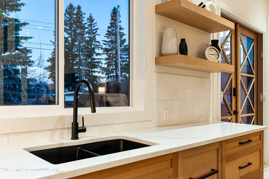 5420 La Salle Crescent SW Calgary AB T3E 5Y5