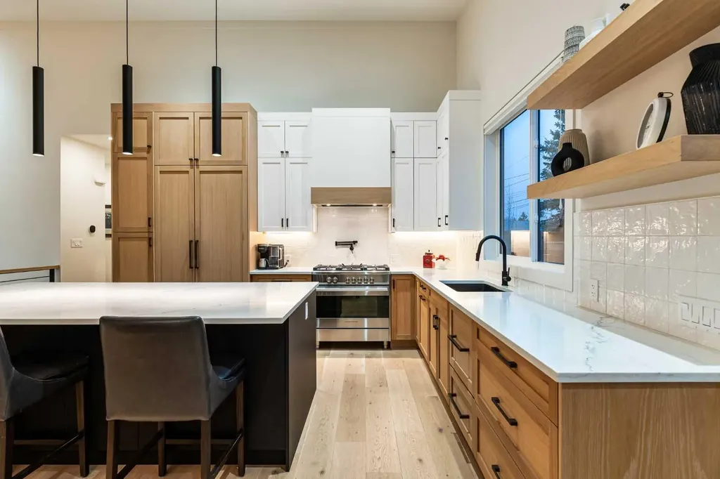 5420 La Salle Crescent SW Calgary AB T3E 5Y5
