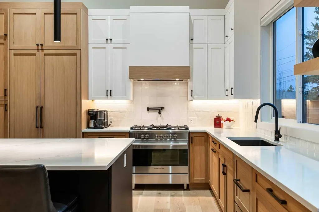 5420 La Salle Crescent SW Calgary AB T3E 5Y5