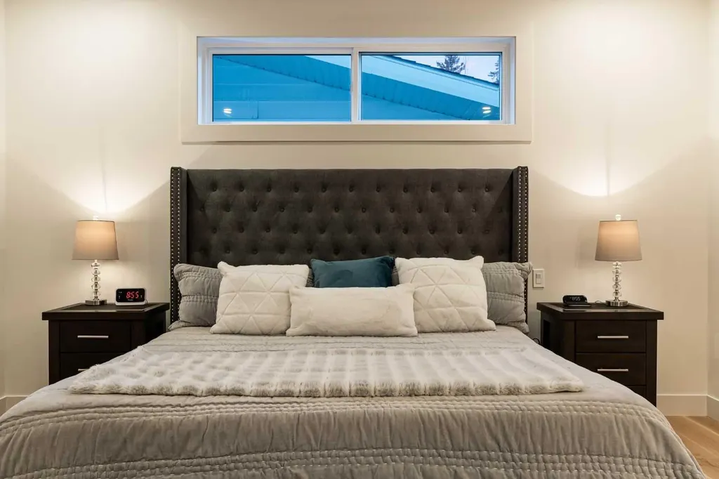 5420 La Salle Crescent SW Calgary AB T3E 5Y5