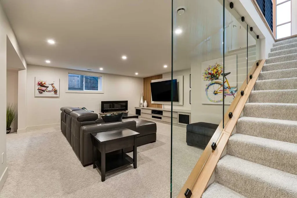 5420 La Salle Crescent SW Calgary AB T3E 5Y5