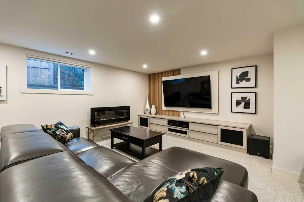 5420 La Salle Crescent SW Calgary AB T3E 5Y5