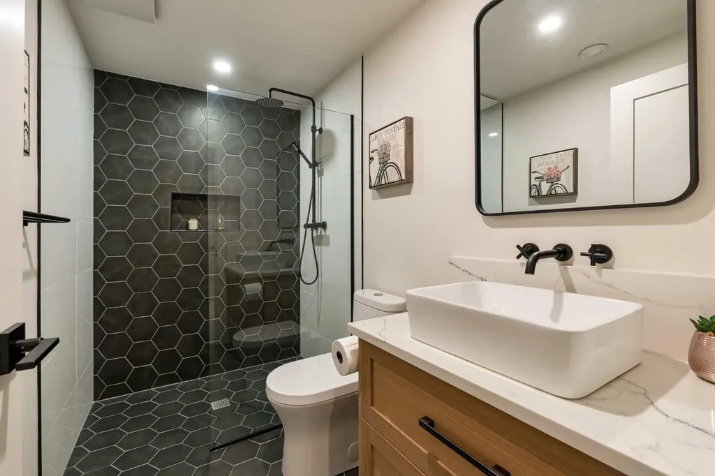 5420 La Salle Crescent SW Calgary AB T3E 5Y5