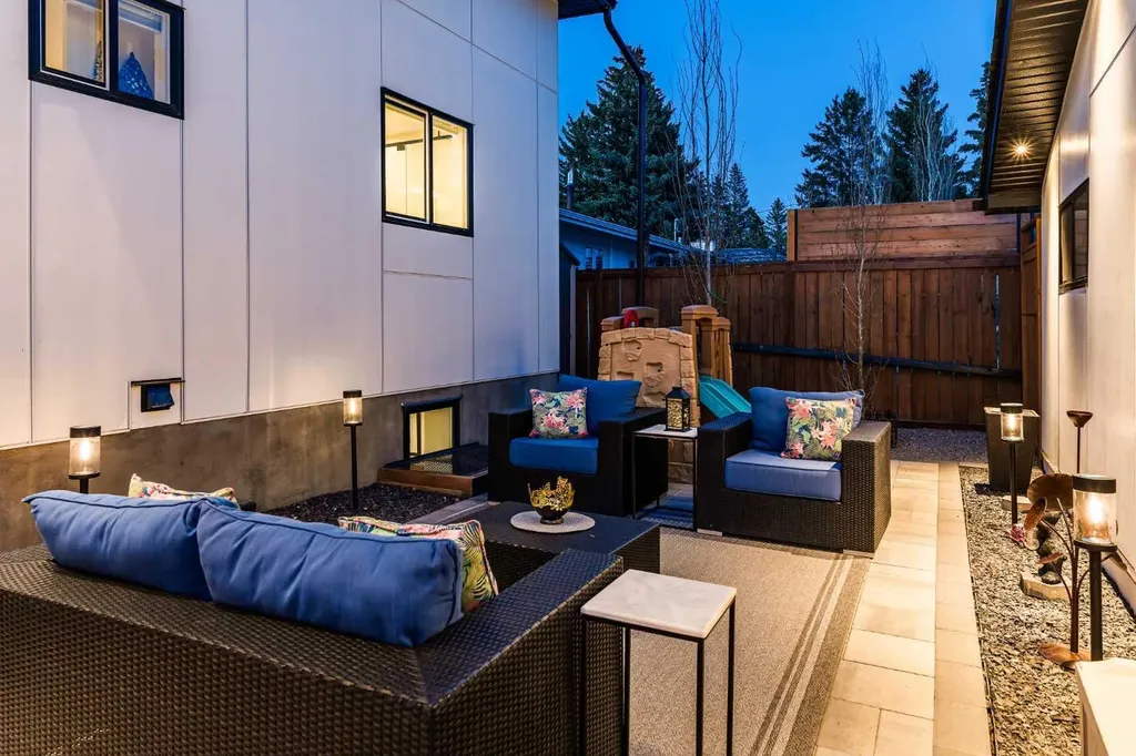 5420 La Salle Crescent SW Calgary AB T3E 5Y5