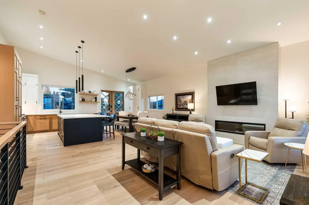 5420 La Salle Crescent SW Calgary AB T3E 5Y5