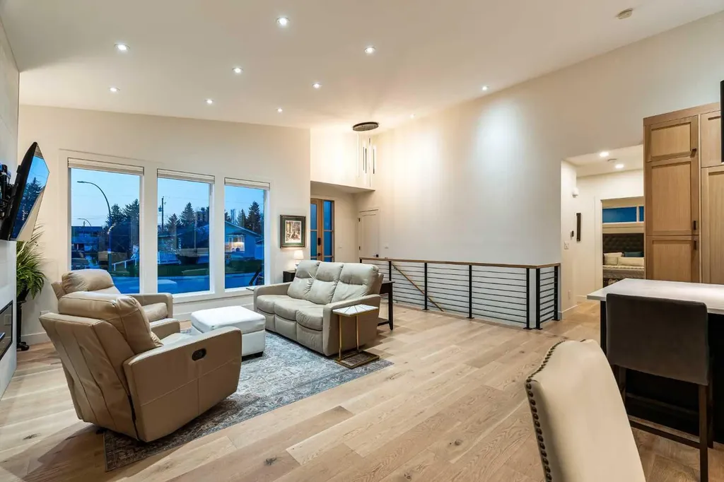 5420 La Salle Crescent SW Calgary AB T3E 5Y5