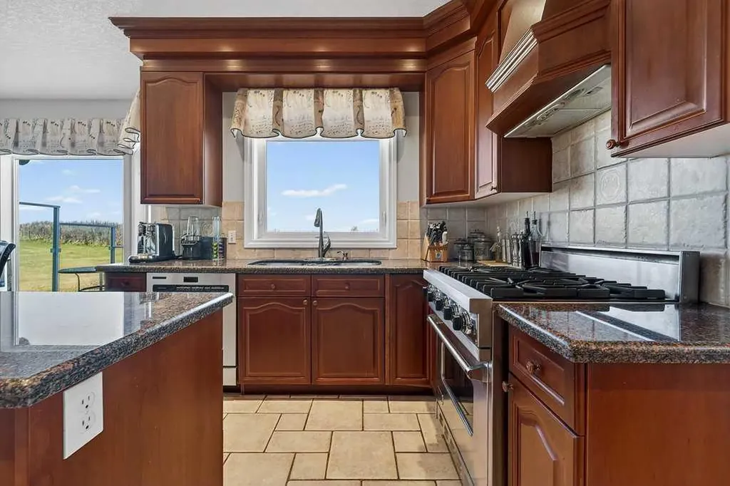 64240 266 Avenue E Rural Foothills County AB T1S 4L9