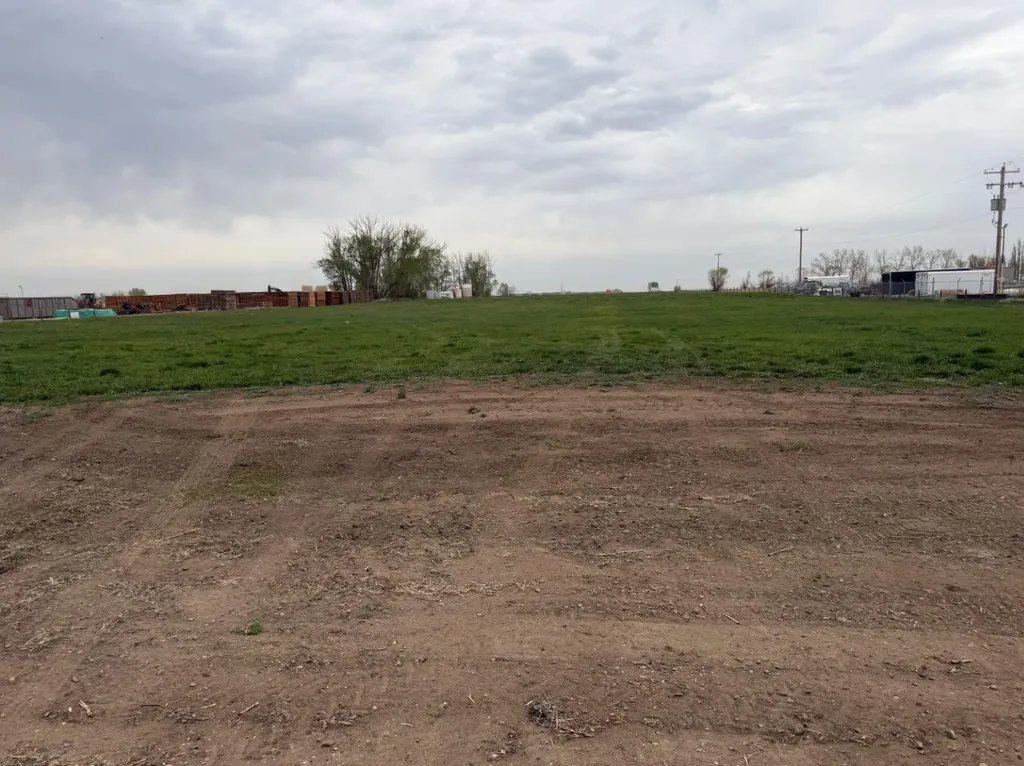 Near Trans Canada Hwy 1 Acres Rural Newell County Of AB T1R 1C3