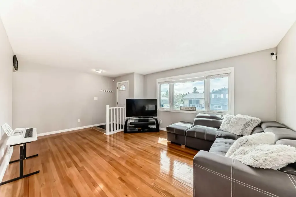 5104 Marshall Road NE Calgary AB T2A 2Y9