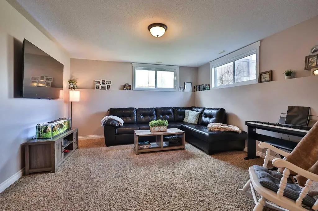 402 11 Street Nobleford AB T0L 1S0