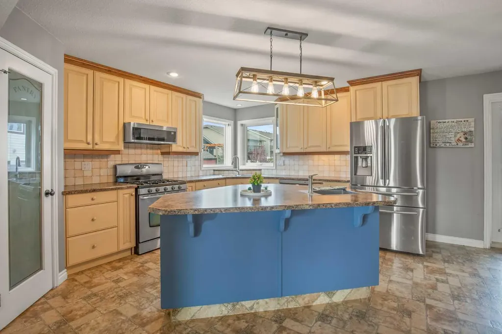 35 Taylor Drive Lacombe AB T4L 2N9