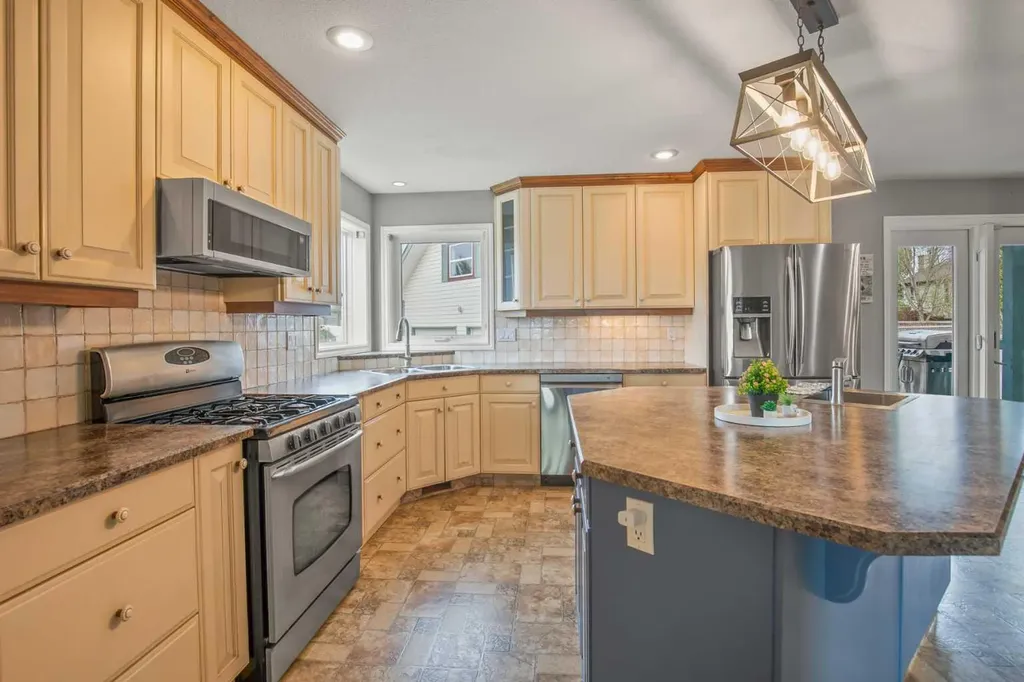 35 Taylor Drive Lacombe AB T4L 2N9