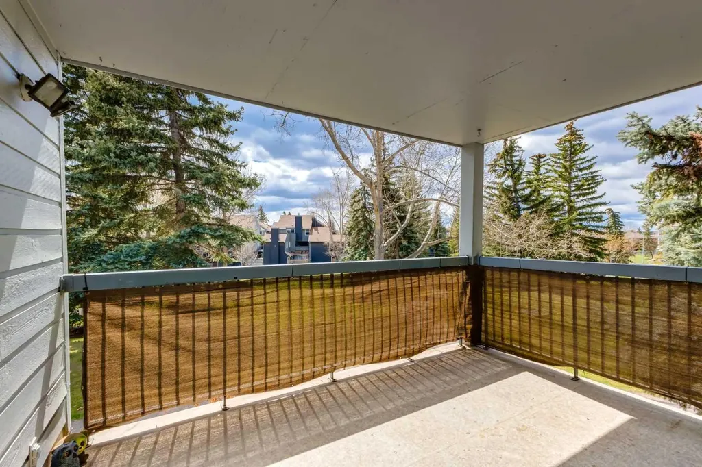 70 Glamis Drive SW Calgary AB T3E 6T6