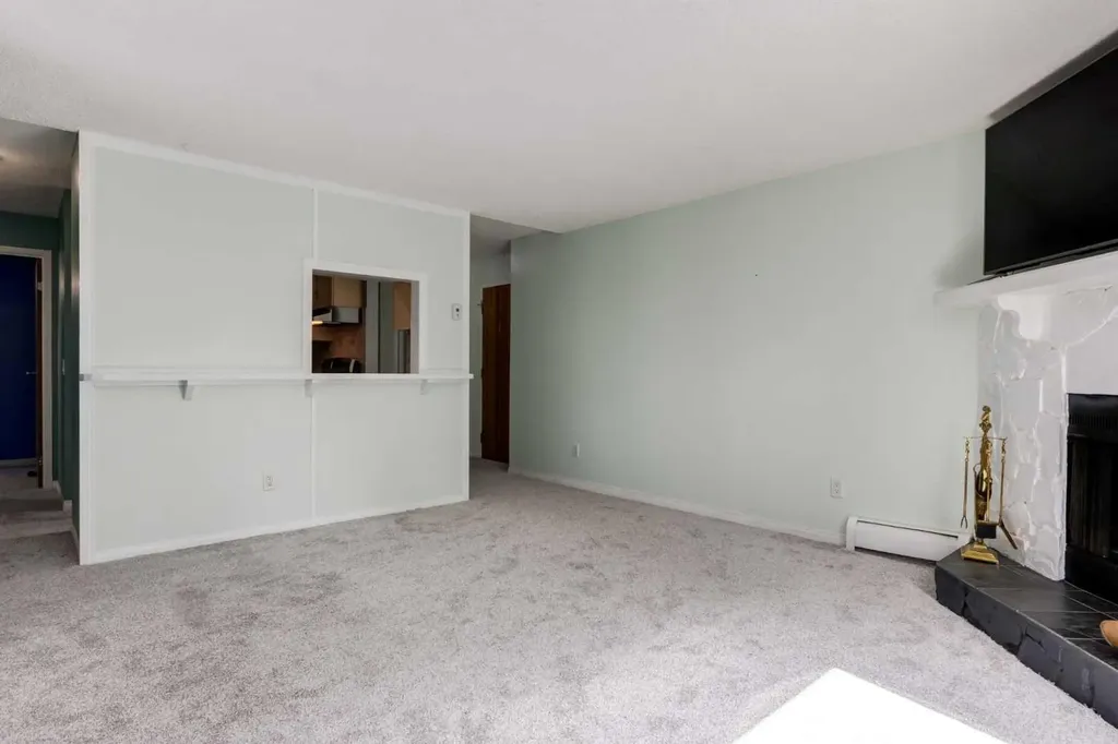 70 Glamis Drive SW Calgary AB T3E 6T6