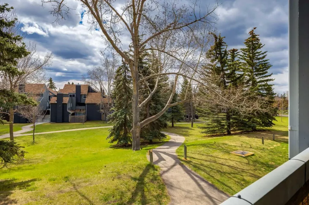 70 Glamis Drive SW Calgary AB T3E 6T6