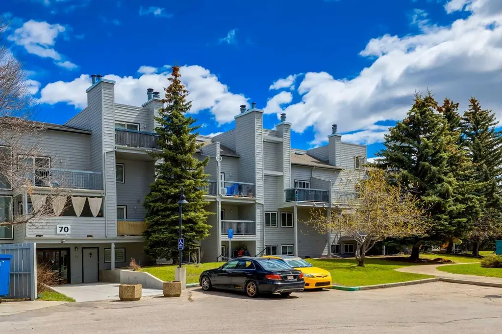 70 Glamis Drive SW Calgary AB T3E 6T6