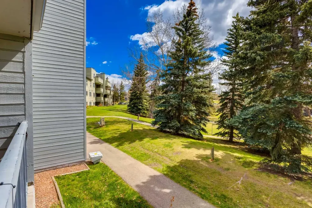70 Glamis Drive SW Calgary AB T3E 6T6