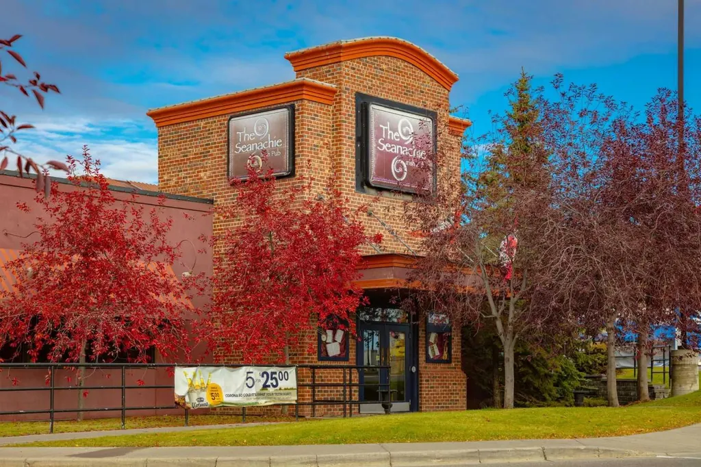70 Glamis Drive SW Calgary AB T3E 6T6