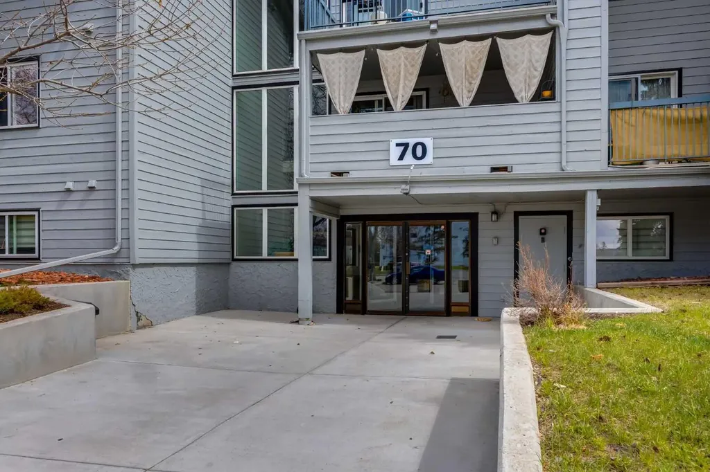 70 Glamis Drive SW Calgary AB T3E 6T6