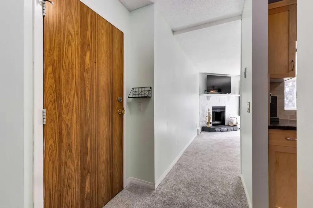 70 Glamis Drive SW Calgary AB T3E 6T6