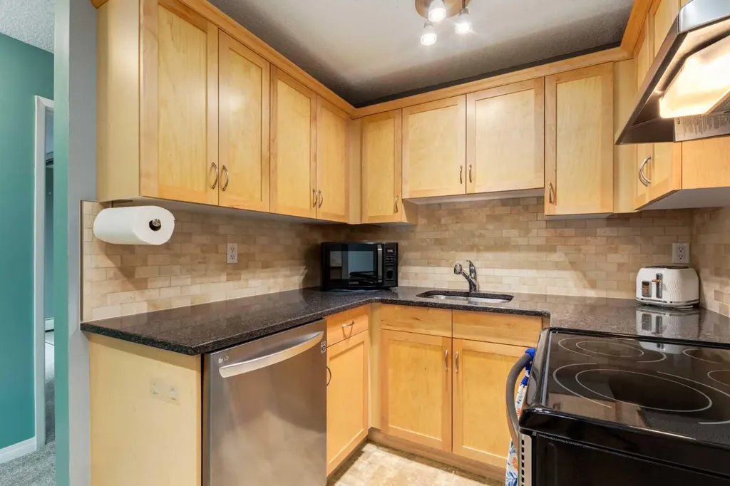 70 Glamis Drive SW Calgary AB T3E 6T6
