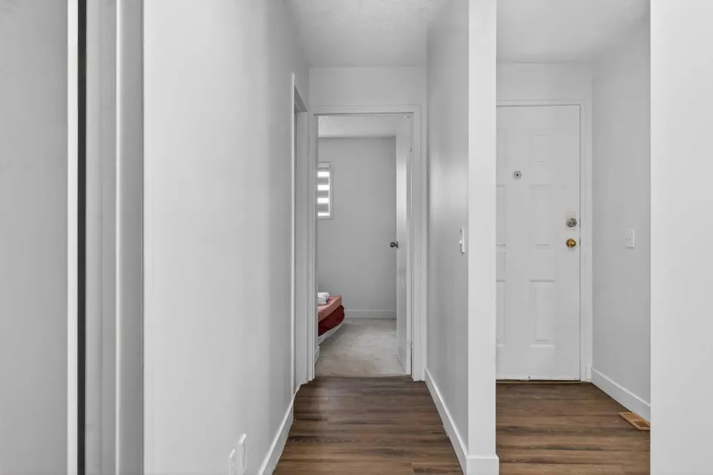 128 Castledale Crescent NE Calgary AB T3J 1X4