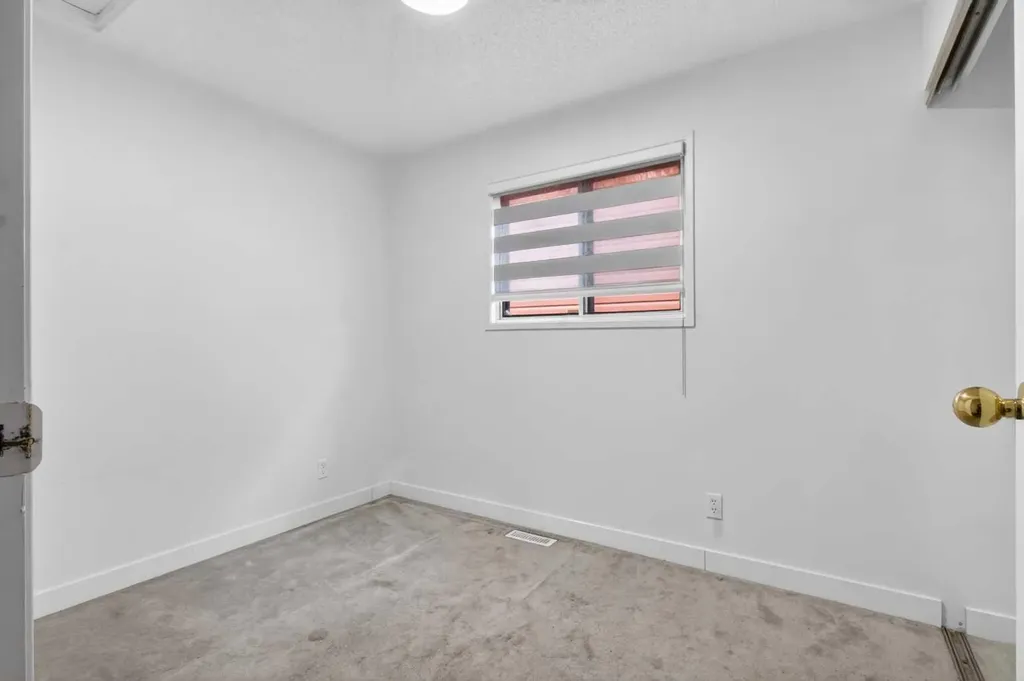 128 Castledale Crescent NE Calgary AB T3J 1X4