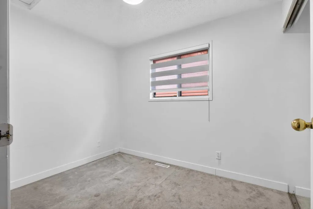 128 Castledale Crescent NE Calgary AB T3J 1X4