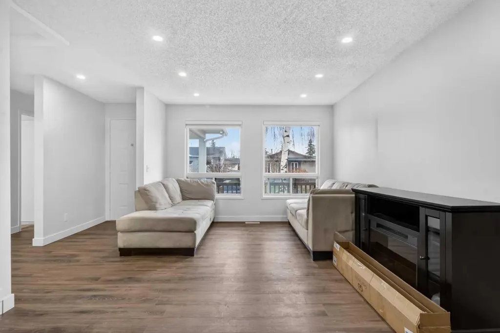 128 Castledale Crescent NE Calgary AB T3J 1X4