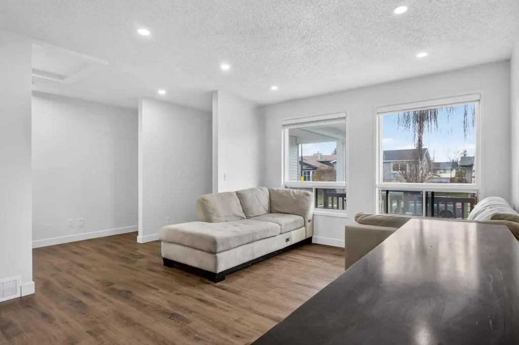128 Castledale Crescent NE Calgary AB T3J 1X4
