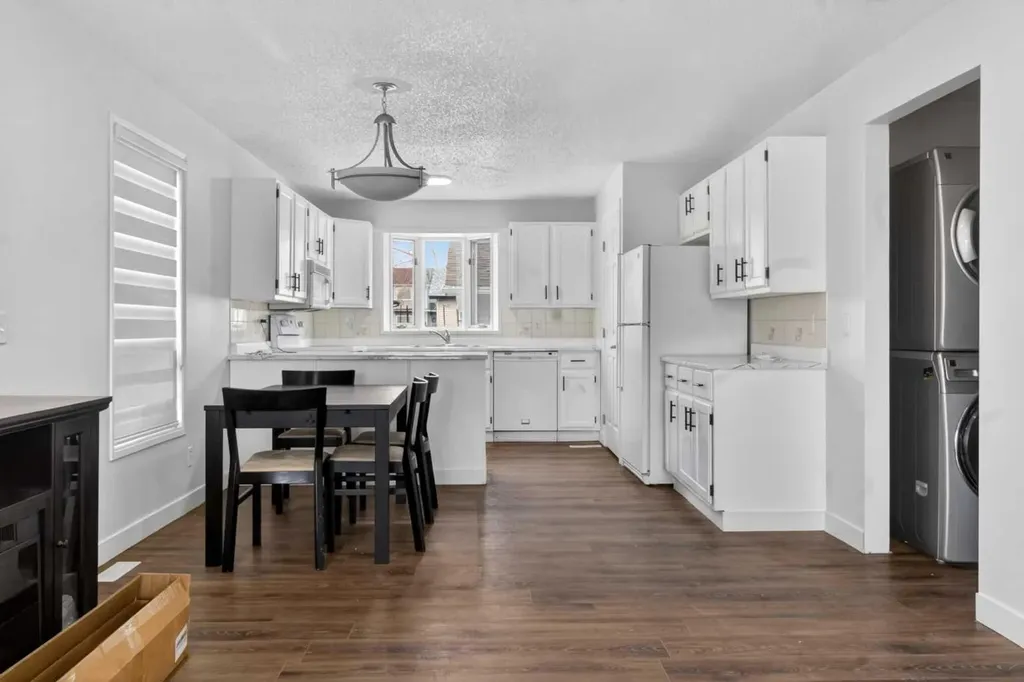 128 Castledale Crescent NE Calgary AB T3J 1X4