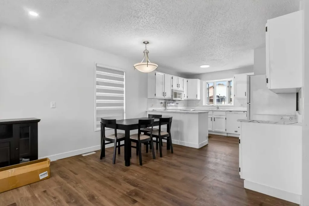128 Castledale Crescent NE Calgary AB T3J 1X4