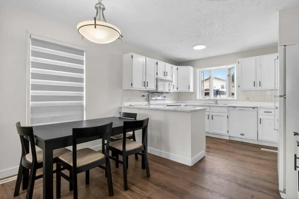 128 Castledale Crescent NE Calgary AB T3J 1X4