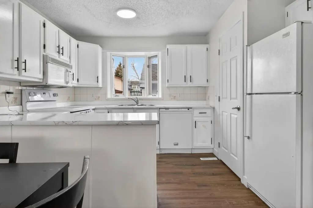 128 Castledale Crescent NE Calgary AB T3J 1X4
