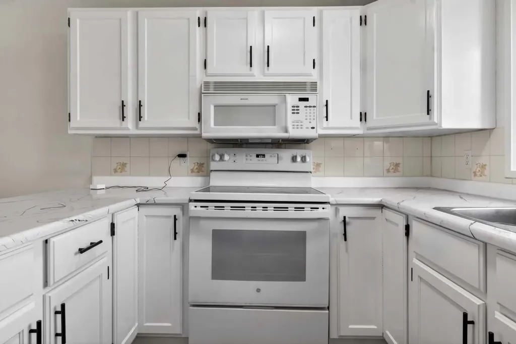 128 Castledale Crescent NE Calgary AB T3J 1X4