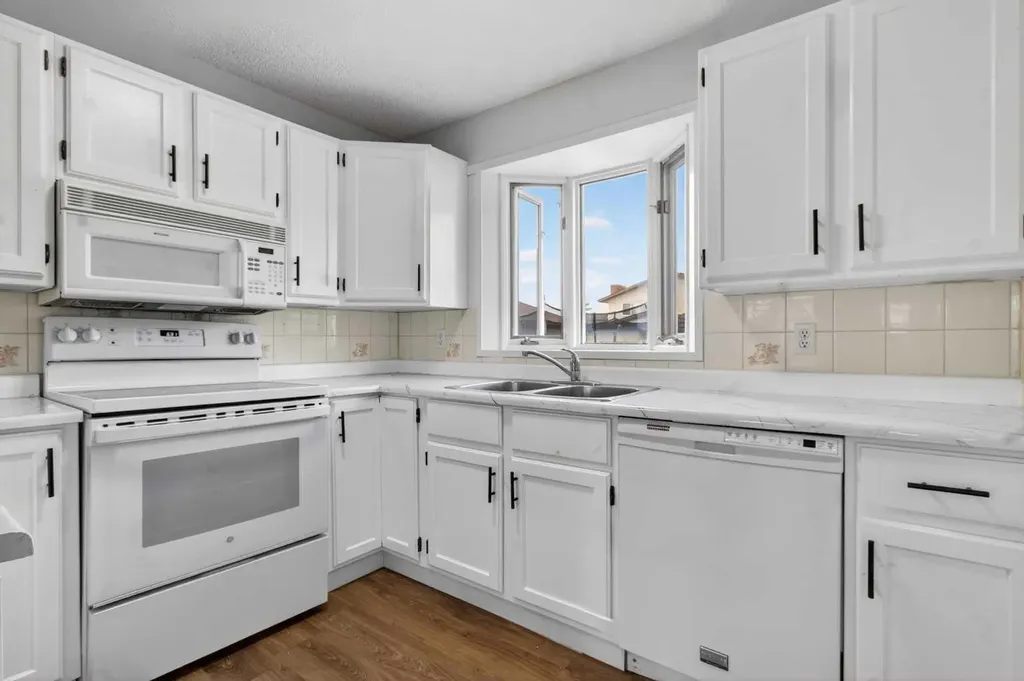 128 Castledale Crescent NE Calgary AB T3J 1X4