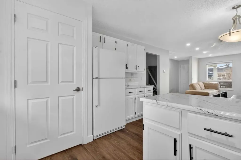 128 Castledale Crescent NE Calgary AB T3J 1X4