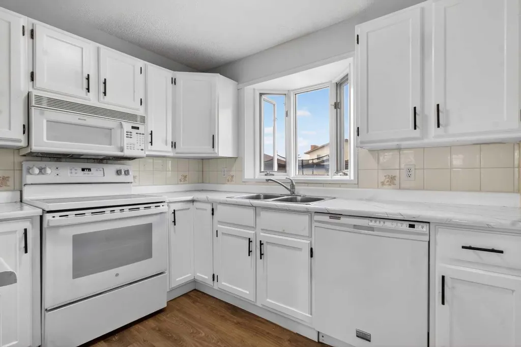 128 Castledale Crescent NE Calgary AB T3J 1X4