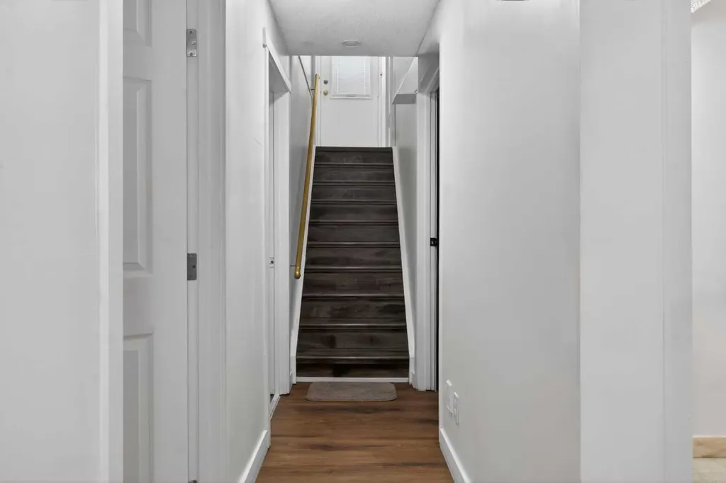 128 Castledale Crescent NE Calgary AB T3J 1X4