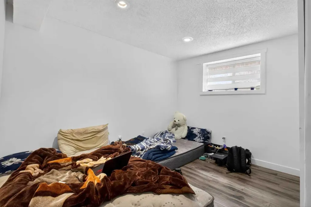 128 Castledale Crescent NE Calgary AB T3J 1X4