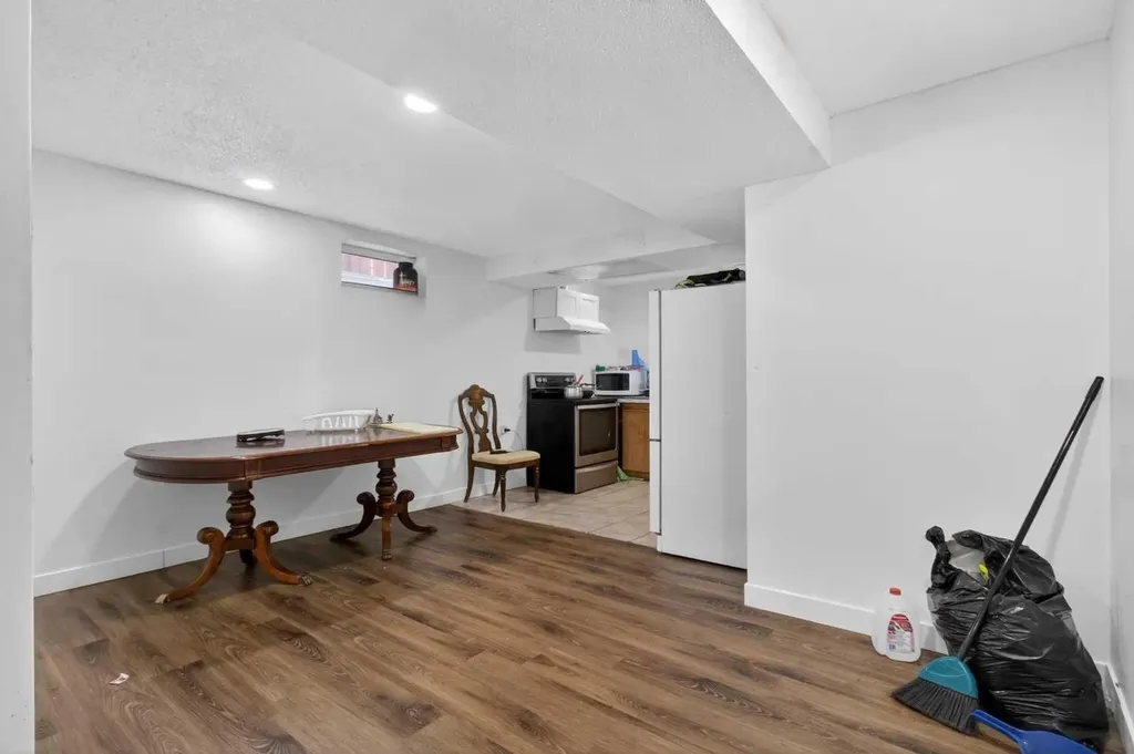 128 Castledale Crescent NE Calgary AB T3J 1X4