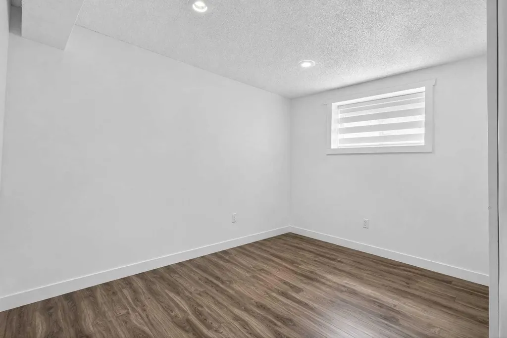 128 Castledale Crescent NE Calgary AB T3J 1X4