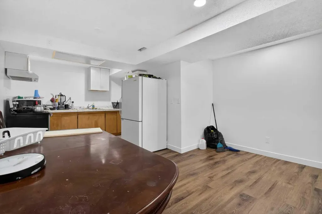 128 Castledale Crescent NE Calgary AB T3J 1X4