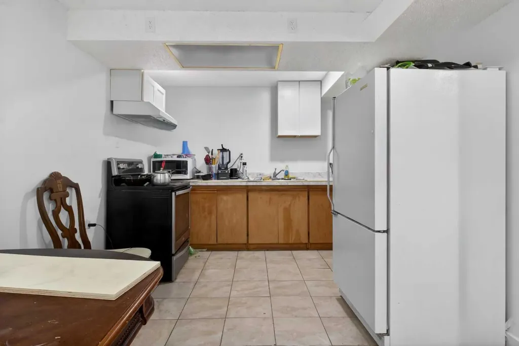 128 Castledale Crescent NE Calgary AB T3J 1X4