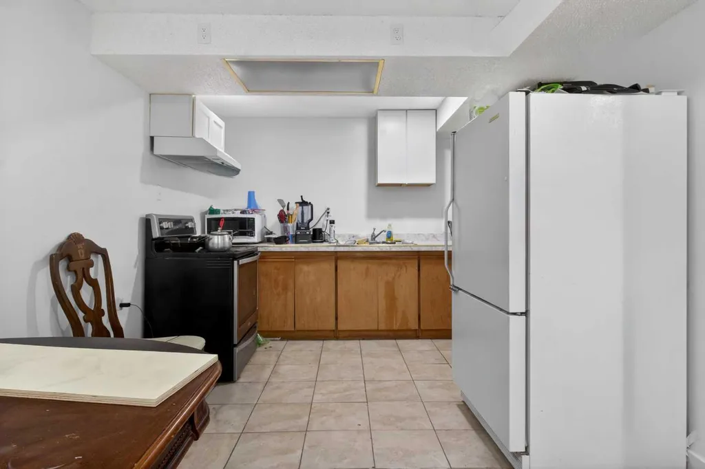 128 Castledale Crescent NE Calgary AB T3J 1X4