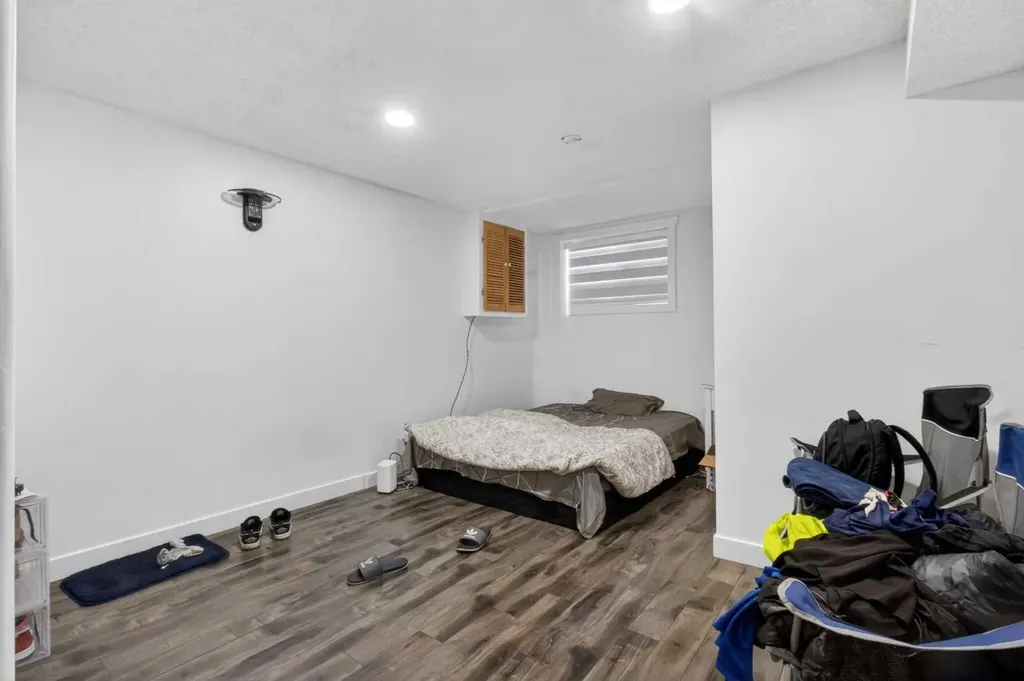 128 Castledale Crescent NE Calgary AB T3J 1X4