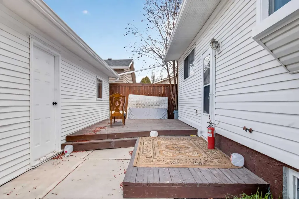 128 Castledale Crescent NE Calgary AB T3J 1X4