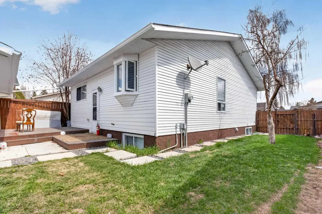 128 Castledale Crescent NE Calgary AB T3J 1X4