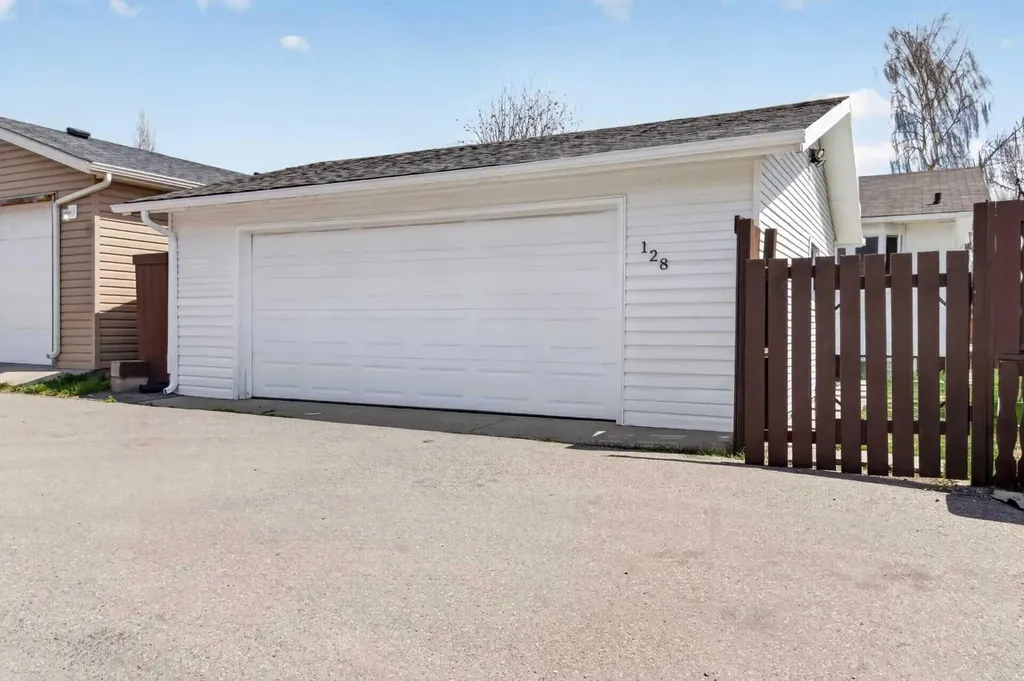 128 Castledale Crescent NE Calgary AB T3J 1X4