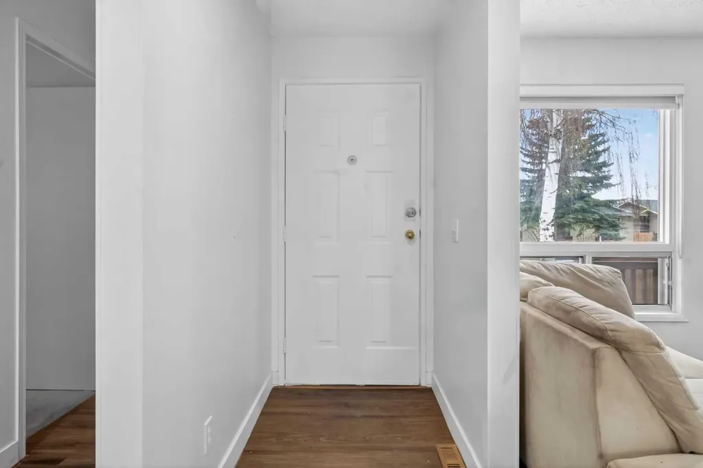 128 Castledale Crescent NE Calgary AB T3J 1X4